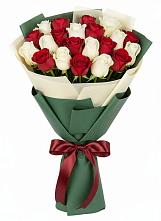 Букет Микс из красных и белых роз в Гороховке