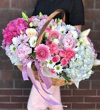 Композиция солнечный день в Гороховке Цветочная композиция из Розы, Хризантемы, Пионы и Лизиантусы в корзине в Гороховке
