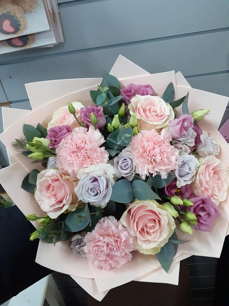 Букет цветов из: Розы, Гвоздики и Лизиантусы в Гороховке